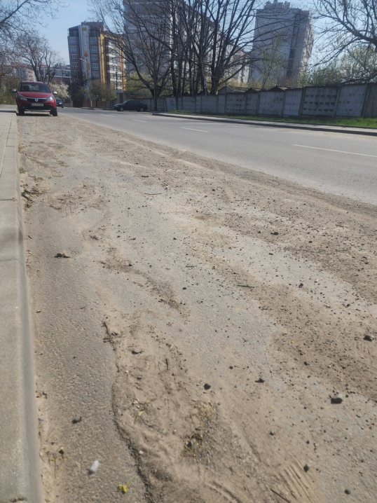 Чернівчани скаржаться, що дороги у місті так і не прибрали від піску