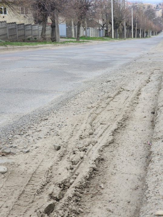 Чернівчани скаржаться, що дороги у місті так і не прибрали від піску