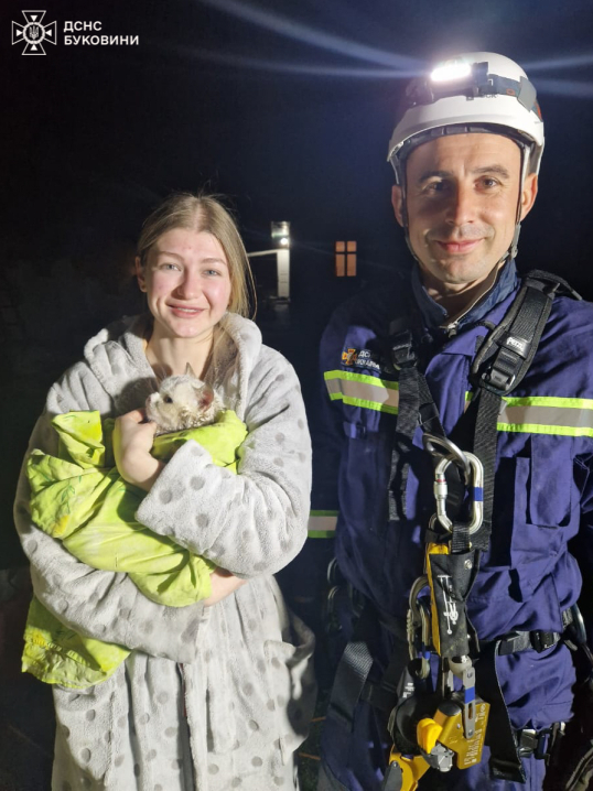 На Буковині горіли житловий будинок та суха трава На Буковині горіли житловий будинок та суха трава