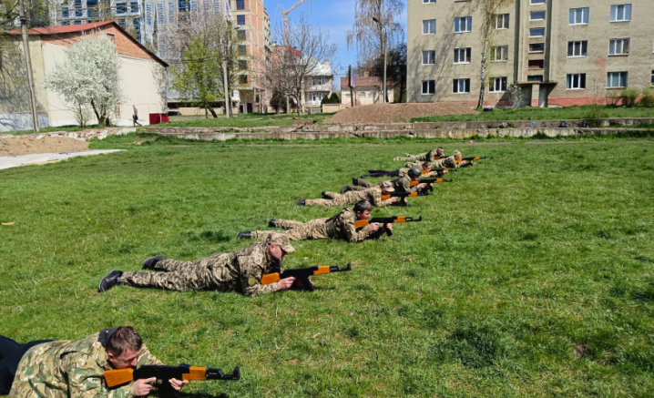 Вчаться володіти зброєю: у Чернівцях чиновники проходять оборонні курси Вчаться володіти зброєю: у Чернівцях чиновники проходять оборонні курси