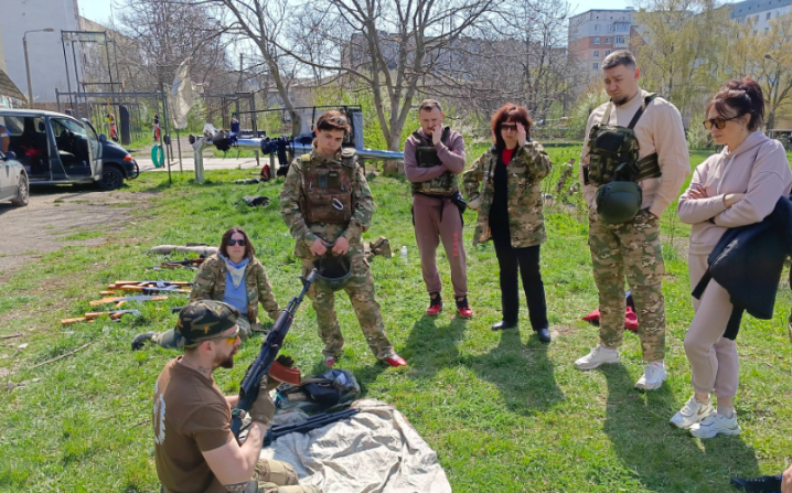 Вчаться володіти зброєю: у Чернівцях чиновники проходять оборонні курси Вчаться володіти зброєю: у Чернівцях чиновники проходять оборонні курси