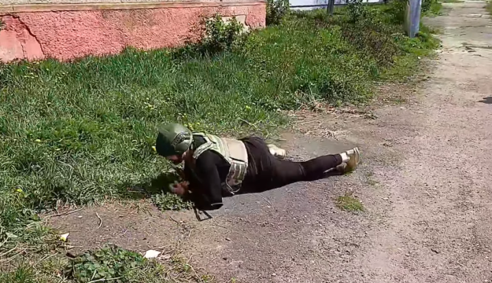 Вчаться володіти зброєю: у Чернівцях чиновники проходять оборонні курси Вчаться володіти зброєю: у Чернівцях чиновники проходять оборонні курси