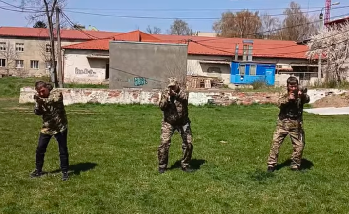 Вчаться володіти зброєю: у Чернівцях чиновники проходять оборонні курси Вчаться володіти зброєю: у Чернівцях чиновники проходять оборонні курси