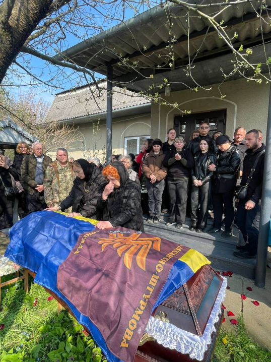 Чернівці попрощалися з відважним Героєм Олександром Сухим