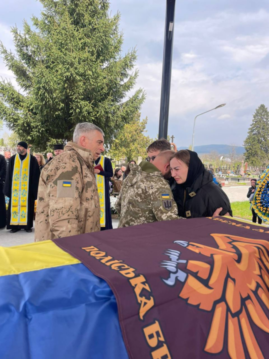 Чернівці попрощалися з відважним Героєм Олександром Сухим
