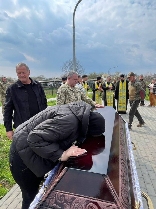 Чернівці попрощалися з відважним Героєм Олександром Сухим
