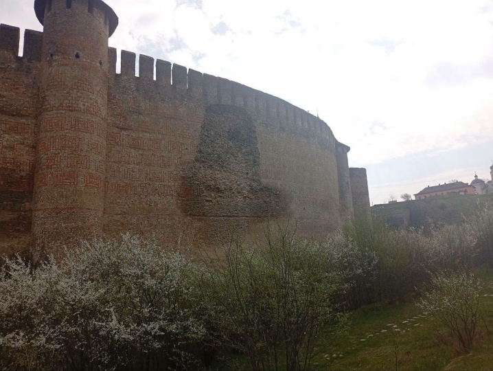 У ДСНС розповіли подробиці про обвал стіни Хотинської фортеці