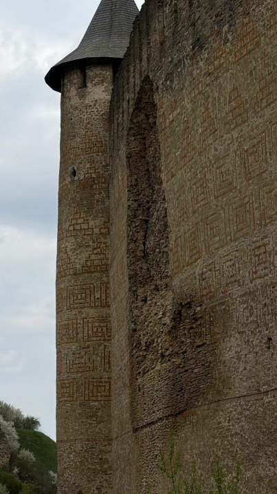 У ДСНС розповіли подробиці про обвал стіни Хотинської фортеці