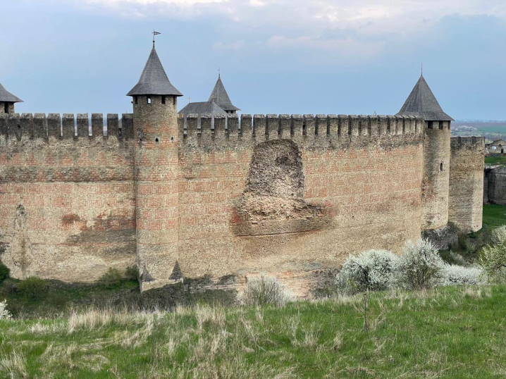 У ДСНС розповіли подробиці про обвал стіни Хотинської фортеці