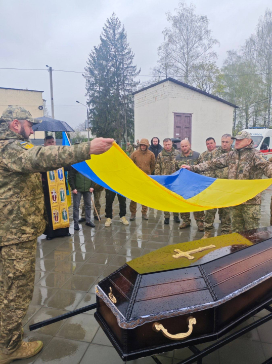 Чернівці попрощалися з відважним Героєм Андрієм Вакарюком