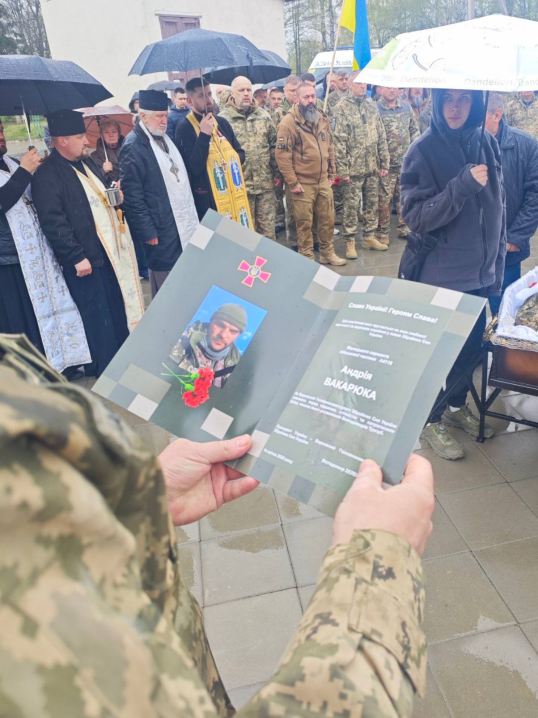 Чернівці попрощалися з відважним Героєм Андрієм Вакарюком