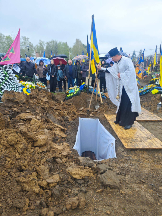 Чернівці попрощалися з відважним Героєм Андрієм Вакарюком