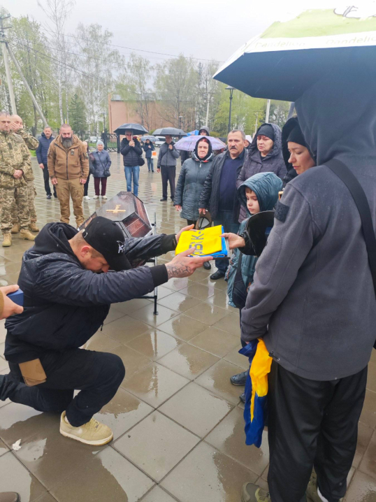 Чернівці попрощалися з відважним Героєм Андрієм Вакарюком