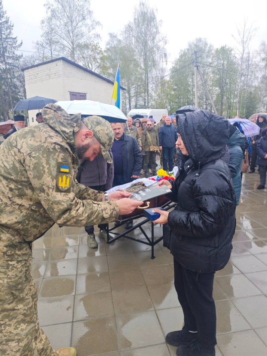 Чернівці попрощалися з відважним Героєм Андрієм Вакарюком