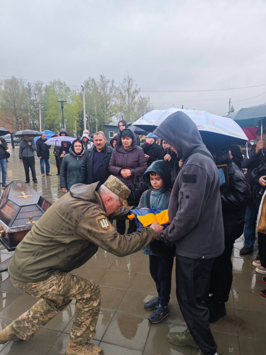 Чернівці попрощалися з відважним Героєм Андрієм Вакарюком