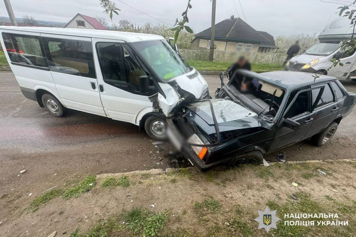 На Буковині п'яний водій врізався у дерево, 27-річна жінка загинула від травм