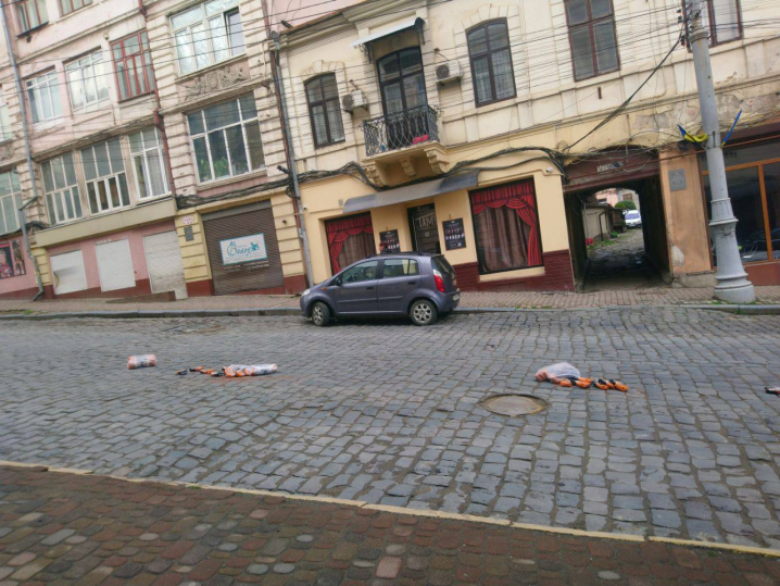 На початку Головної у Чернівцях розсипали продукти на дорозі