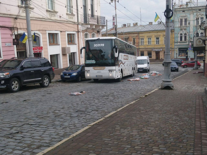 На початку Головної у Чернівцях розсипали продукти на дорозі