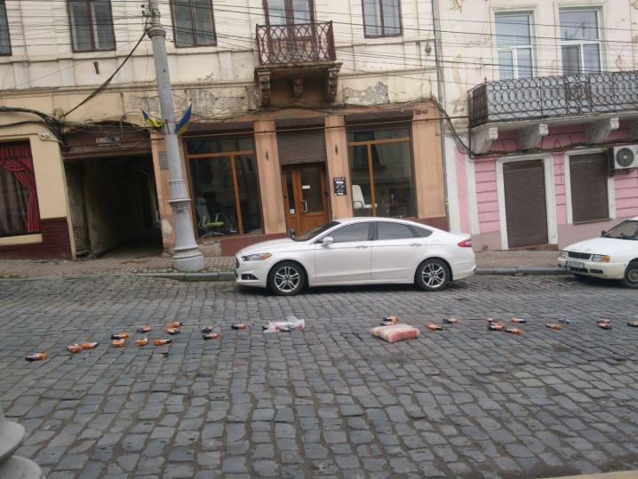 На початку Головної у Чернівцях розсипали продукти на дорозі