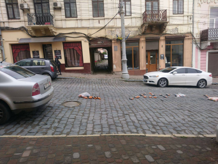 На початку Головної у Чернівцях розсипали продукти на дорозі