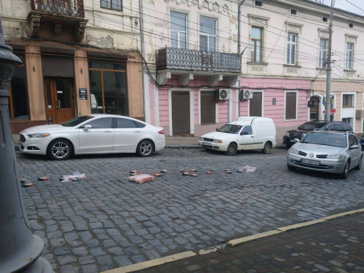 На початку Головної у Чернівцях розсипали продукти на дорозі