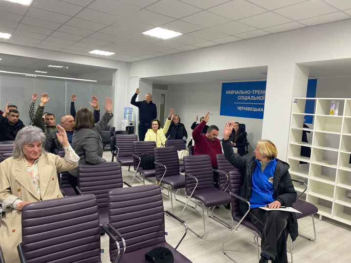 Раду волонтерів при Чернівецькій ОВА очолив Віктор Скрипник: що про нього відомо