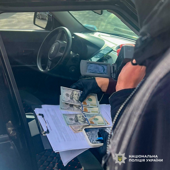 Обіцяв скласти іспит на водійські права за $350: у Чернівцях викрили посередника
