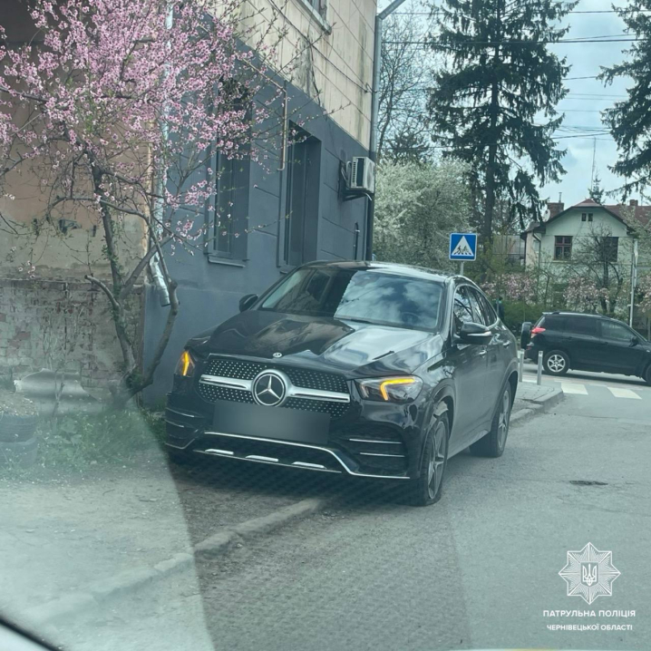 У Чернівцях водій елітного Mercedes в'їхав у дві автівки і втік