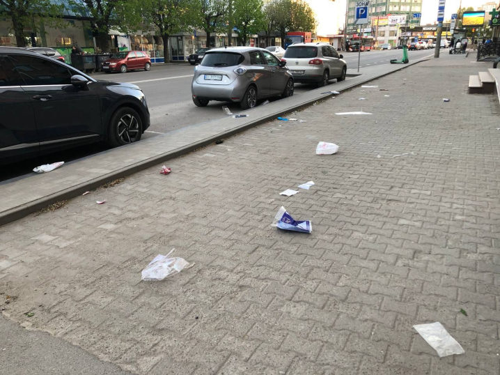 Поривчастий вітер у Чернівцях розносить сміття містом