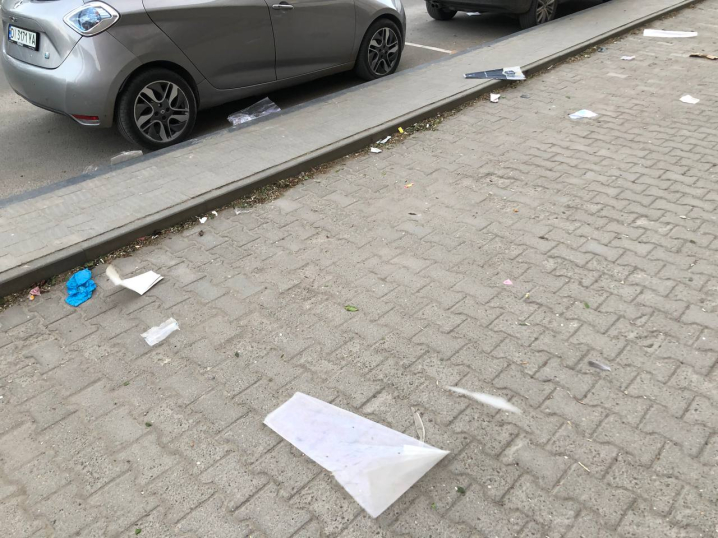 Поривчастий вітер у Чернівцях розносить сміття містом