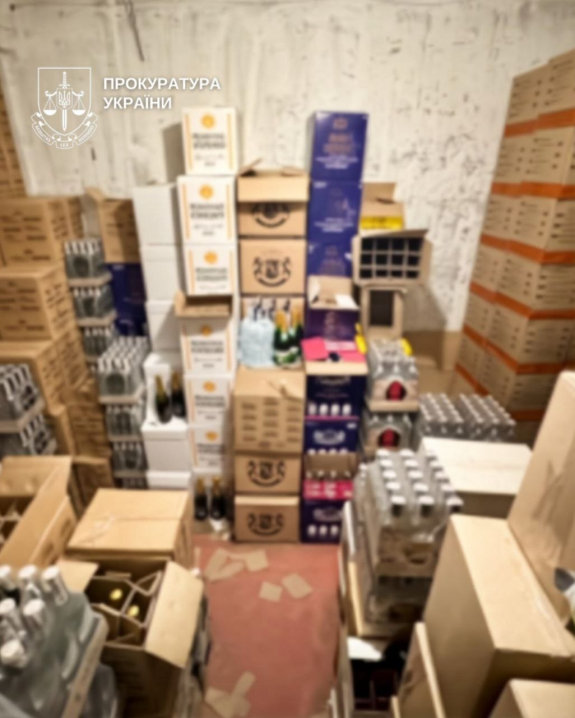 У Сторожинці викрили магазин, який торгував контрафактною горілкою. Вилучили 3200 пляшок