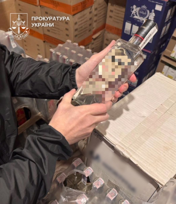 У Сторожинці викрили магазин, який торгував контрафактною горілкою. Вилучили 3200 пляшок