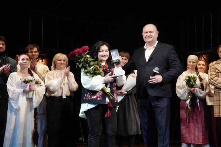 У Чернівецькому драмтеатрі відбулася премʼєра вистави «Солодка Даруся» за романом Марії Матіос