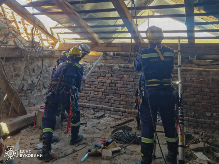 Наслідки негоди на Буковині: вітер зривав дахи та валив дерева на будинки, машини та залізничні колії