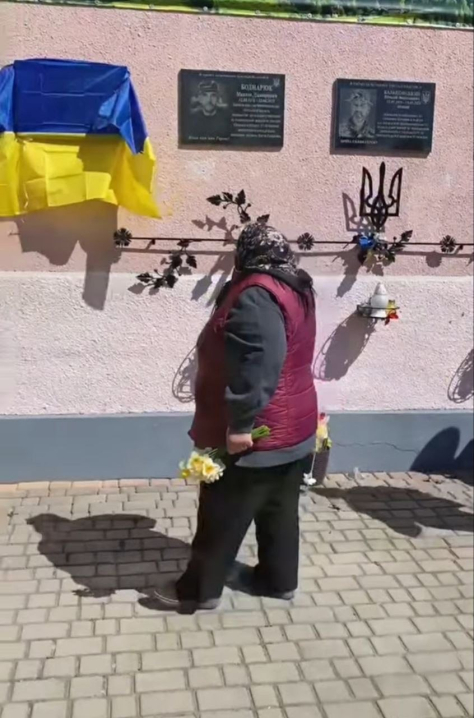 У ліцеї на Буковині відкрили меморіальну дошку воїну Володимиру Кузику