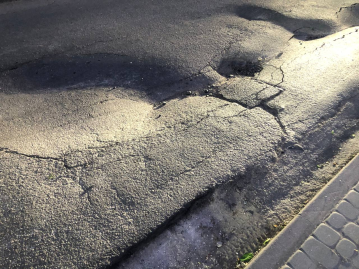 На вулиці Конституційній у Чернівцях почала просідати дорога: є ризик зсувних процесів