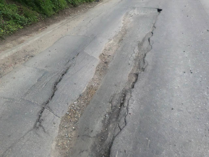 На вулиці Конституційній у Чернівцях почала просідати дорога: є ризик зсувних процесів