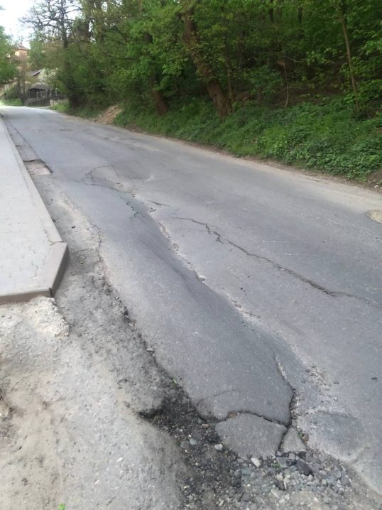 На вулиці Конституційній у Чернівцях почала просідати дорога: є ризик зсувних процесів