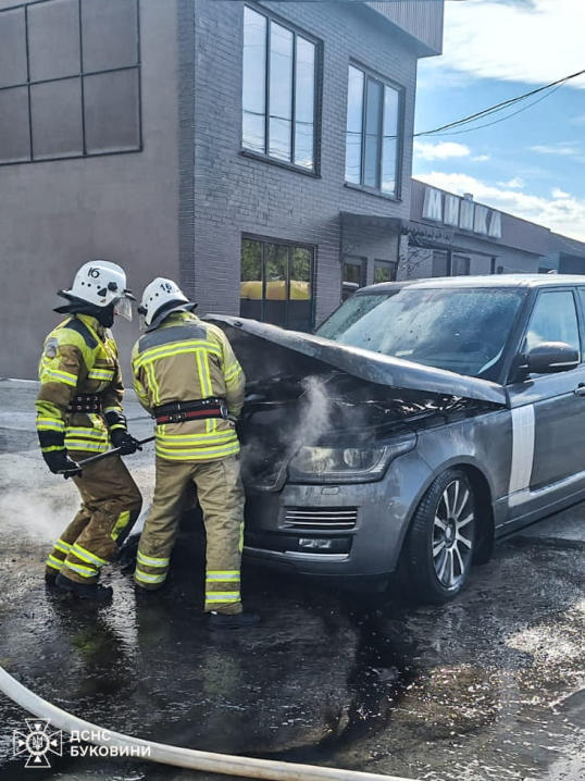У Новодністровську під час руху загорівся автомобіль «Land Rover»