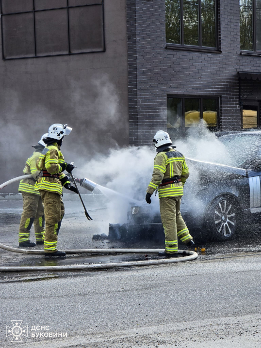 У Новодністровську під час руху загорівся автомобіль «Land Rover»