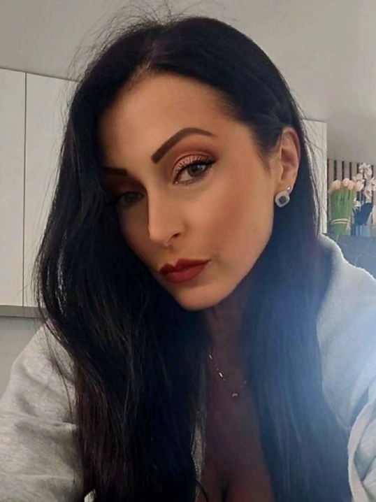 Вірастюк показав фото молодшої на 11 років коханої з Чернівців, яка йому народила двоє синів