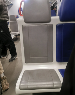 «4 години обіймів»: пасажири скаржаться на тісні вагони потягу Львів – Чернівці