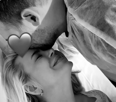 Співачка з Чернівців Аліна Гросу поділилася першими кадрами з чоловіком і сином з пологового