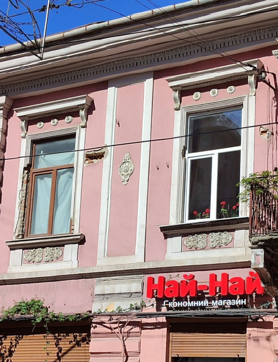 Кріплення лінії вирвало зі стіни: у центрі Чернівців не курсують тролейбуси №1,6 та 8