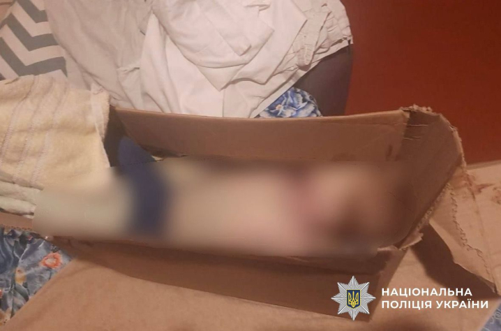 У Броварах жінка ховала тіло свого 2-річного сина у коробці в шафі (ФОТО 18+)