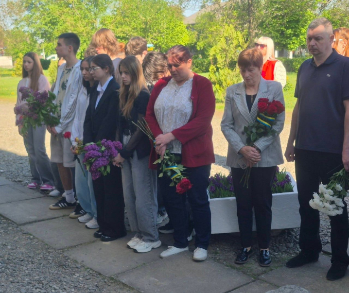 У Новоселиці на фасаді ліцею відкрили меморіальну дошку на честь Героя Мірчі Зварича