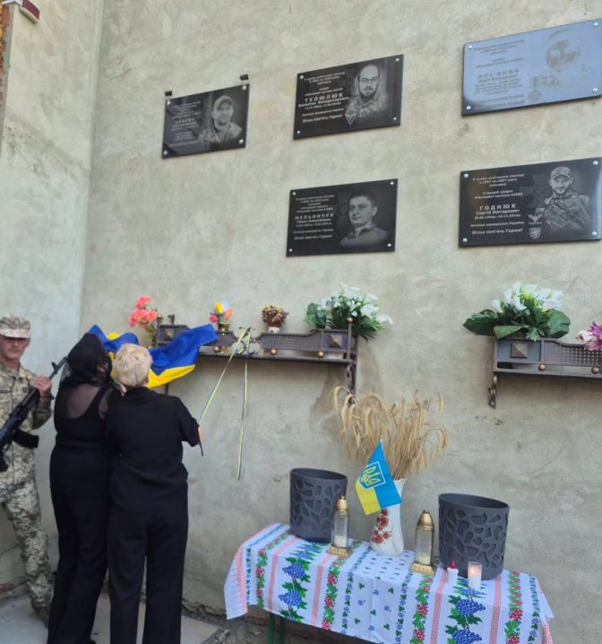 У Новоселиці на фасаді ліцею відкрили меморіальну дошку на честь Героя Мірчі Зварича