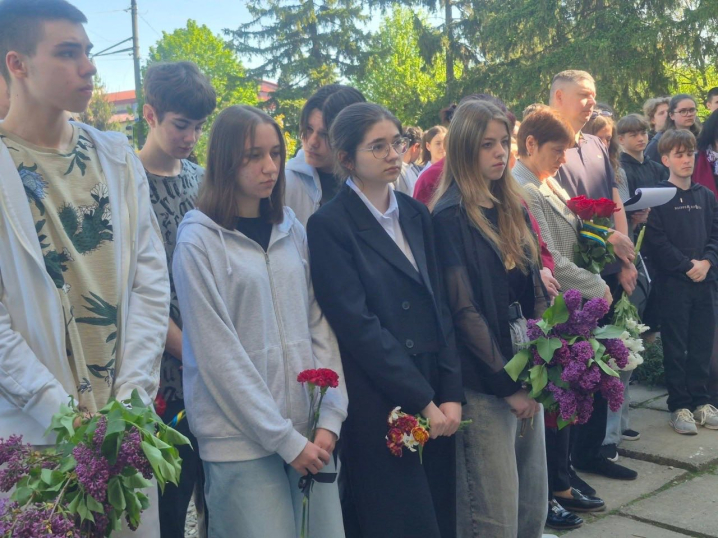 У Новоселиці на фасаді ліцею відкрили меморіальну дошку на честь Героя Мірчі Зварича