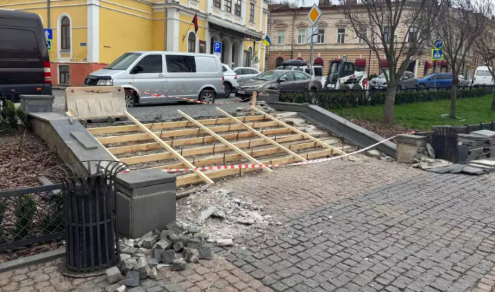 На площі Філармонії у Чернівцях одні сходи відремонтували, а інші - покинули розбитими