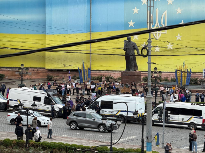 У Чернівцях молодь вийшла на акцію проти проєкту нового Цивільного кодексу У Чернівцях молодь вийшла на акцію проти проєкту нового Цивільного кодексу